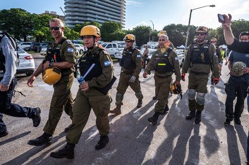 Parte del equipo de rescate del ejército israelí que trabaja en los escombros de la Champlain Tower South, en Surfside (Miami).