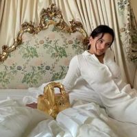 Rosalía mostró su nueva cartera en forma de pene y causó furor en las redes