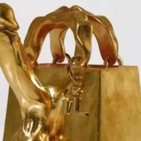 Rosalía mostró su nueva cartera en forma de pene y causó furor en las redes
