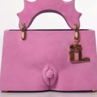Rosalía mostró su nueva cartera en forma de pene y causó furor en las redes