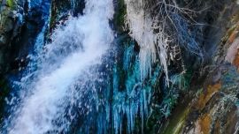 La cascada de Salsipuedes amaneció con sus aguas congeladas.