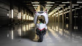 Esta particularidad es un diseño responde a un factor clave en cualquier vehículo que busca alcanzar altas velocidades, la aerodinámica.