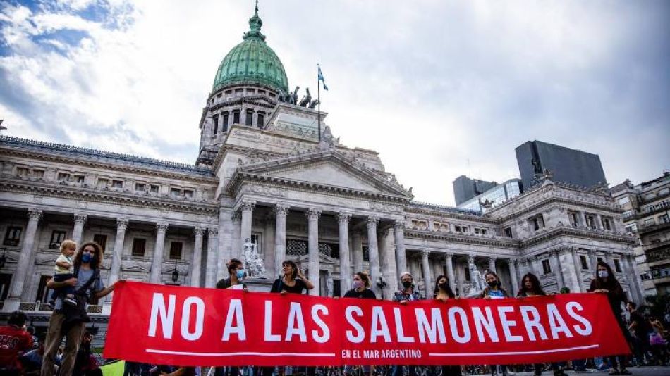Tierra del Fuego prohibe los criaderos de salmón