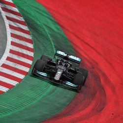 El piloto británico de Mercedes, Lewis Hamilton, compite durante el Gran Premio de Estiria de Fórmula Uno en el circuito Red Bull Ring en Spielberg, Austria. | Foto:Joe Klamar / AFP