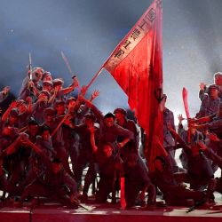 Artistas bailan durante un espectáculo cultural en el marco de la celebración del centenario de la fundación del Partido Comunista de China, en el estadio nacional del Nido de Pájaro, en Pekín. | Foto:Noel Celis / AFP