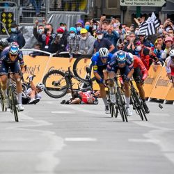 El ciclista eslovaco Peter Sagan, del equipo Bora-Hansgrohe, y el ciclista australiano Caleb Ewan, del equipo Lotto Soudal, se estrellan durante la tercera etapa de la 108ª edición del Tour de Francia de ciclismo, 182,9 km de Lorient a Pontivy. | Foto:David Stockman / BELGA / DPA