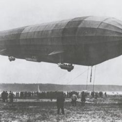 El 2 de julio de 1900 voló por primera vez un zeppelín.
