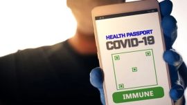 Con la entrada en funcionamiento del pasaporte digital de Covid en al Unión Europea, cientos de belgas se amontonaron en el aeropuerto para registrar su salida.