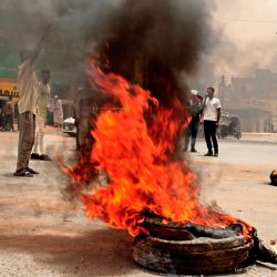 Manifestantes sudaneses queman neumáticos durante una manifestación en Omdurman, la ciudad gemela de la capital, instando al gobierno a dimitir por los retrasos en la justicia y las recientes y duras reformas económicas. | Foto:Ebrahim Hamid / AFP