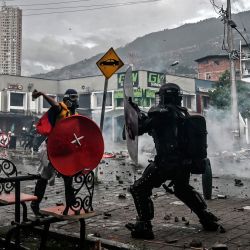 Un manifestante se enfrenta a un policía antidisturbios durante una nueva protesta contra el gobierno del presidente colombiano Iván Duque en Medellín, Colombia. | Foto:Joaquin Sarmiento / AFP