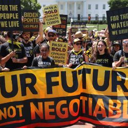 Cientos de jóvenes activistas del clima se concentran en la plaza Lafayette, en el lado norte de la Casa Blanca, para exigir al presidente de Estados Unidos, Joe Biden, que trabaje para convertir en ley el Nuevo Pacto Verde, en Washington, DC. | Foto:Chip Somodevilla / Getty Images / AFP 