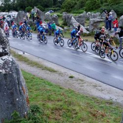 El pelotón circula entre las alineaciones de piedras megalíticas de Carnac durante la 3ª etapa de la 108ª edición de la carrera ciclista Tour de Francia, de 182 km entre Lorient y Pontivy. | Foto:Thomas Samson / AFP