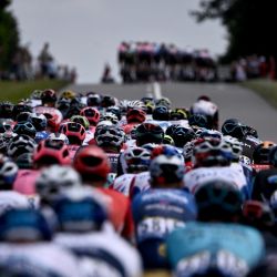 El pelotón circula separado en dos grupos durante la 7ª etapa de la 108ª edición del Tour de Francia de ciclismo, 249 km entre Vierzon y Le Creusot. | Foto:Anne-Christine Poujoulat / AFP