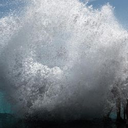 Unos bañistas juegan en las olas del mar Mediterráneo en Niza. | Foto:Valery Hache / AFP