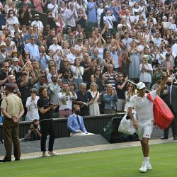 El suizo Roger Federer agradece los aplausos al salir de la pista tras ganar al francés Richard Gasquet durante su partido de segunda ronda de individuales masculinos en la cuarta jornada del Campeonato de Wimbledon 2021 en The All England Tennis Club en Wimbledon, suroeste de Londres. | Foto:Glyn Kirk / AFP