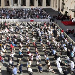 El Papa Francisco celebra la audiencia general semanal, en el patio de San Dámaso en El Vaticano. | Foto:Tiziana Fabi / AFP