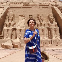 La actriz francesa Macha Meril posa para una foto mientras visita el Gran Templo de Ramsés II en Abu Simbel, en el sur de Egipto, cerca de la frontera con Sudán. | Foto:Fady Francis / AFP
