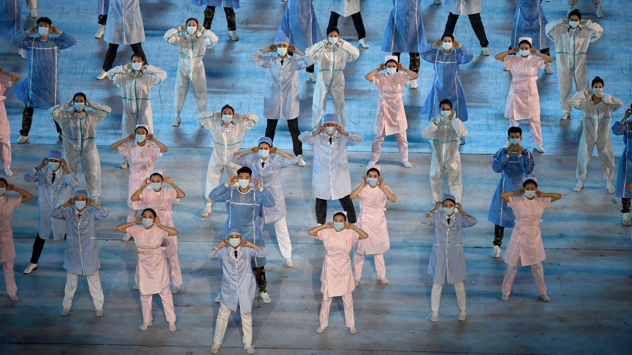 Artistas vestidas de enfermeras participan en un espectáculo cultural en el marco de la celebración del centenario de la fundación del Partido Comunista de China, en el estadio nacional del Nido de Pájaro de Pekín. | Foto:Greg Baker / AFP