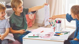 Las habitaciones Montessori suelen ser espacios diáfanos y con luz natural. No llenar el dormitorio con demasiados muebles y juguetes.