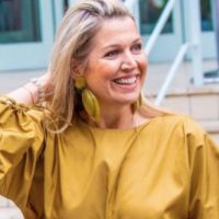 Máxima de Holanda sorprendió con un look oversize y accesorios XL