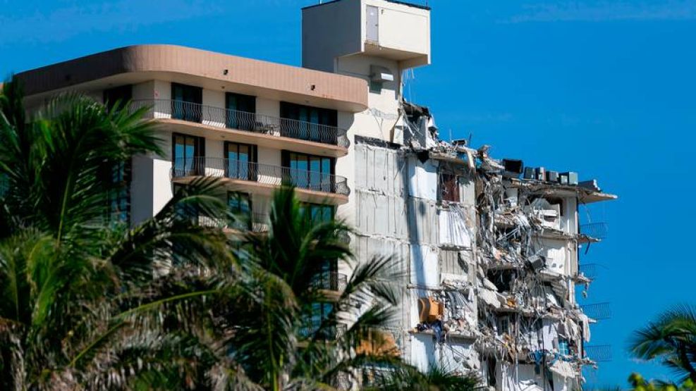 Derrumbaran resto del edificio que colapso en Miami