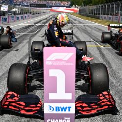 El piloto holandés de Red Bull, Max Verstappen, se baja de su coche después de ganar la pole position de la sesión de clasificación en el circuito Red Bull Ring en Spielberg, Austria, antes del Gran Premio de Austria de Fórmula Uno. | Foto:Christian Bruna/ POOL / AFP