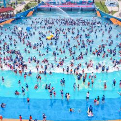 Esta foto aérea muestra a personas refrescándose en una piscina en Lianyungang, en la provincia oriental china de Jiangsu. | Foto:STR / AFP