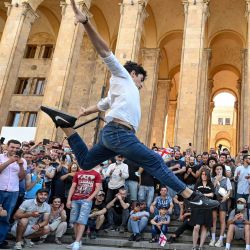 Un manifestante baila frente al edificio del Parlamento de Georgia durante una manifestación contra el colectivo LGBTQ en Tiflis. | Foto:Vano Shlamov / AFP
