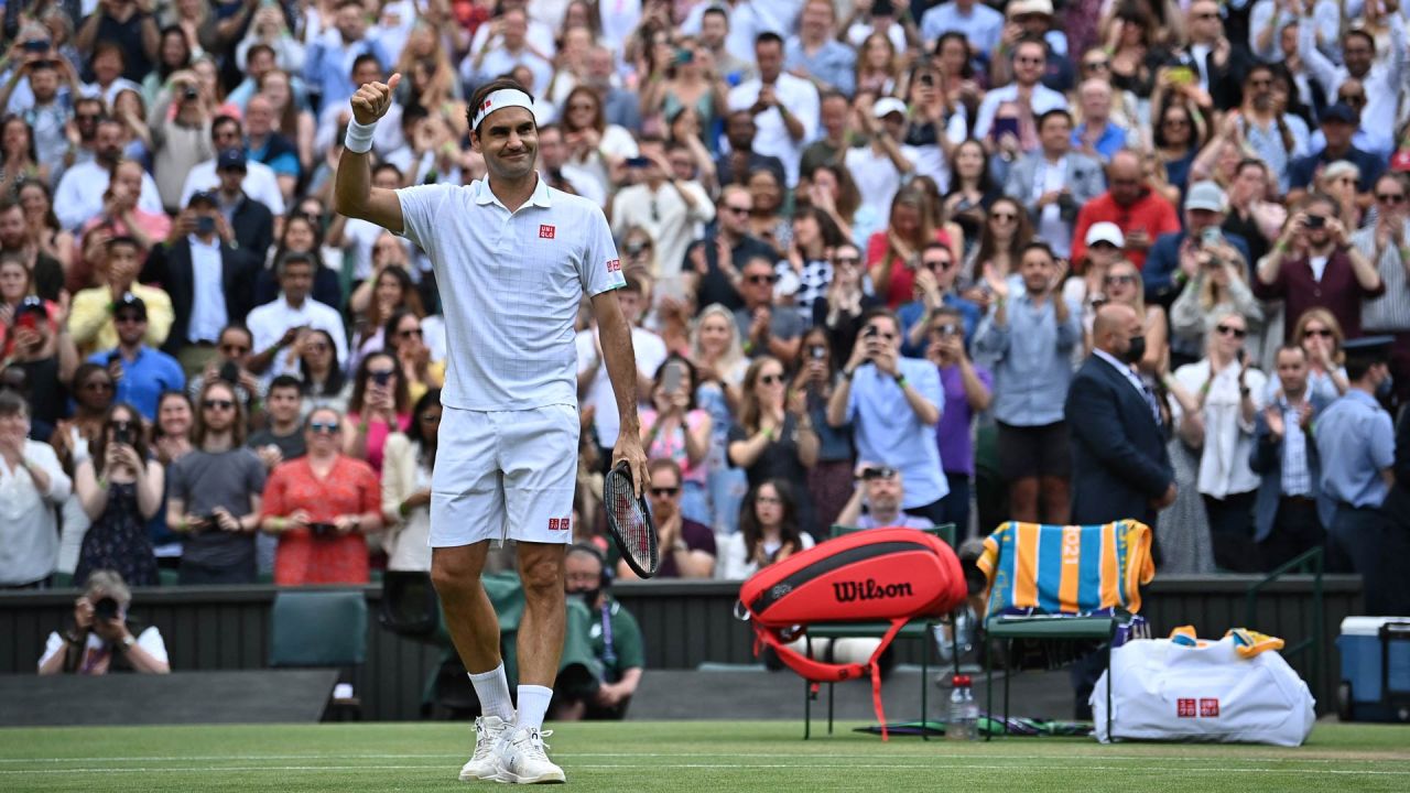 El suizo Roger Federer celebra su victoria sobre el británico Cameron Norrie durante su partido de tercera ronda de individuales masculinos en la sexta jornada del Campeonato de Wimbledon 2021 en The All England Tennis Club en Wimbledon, suroeste de Londres. | Foto:Ben Stansall / AFP