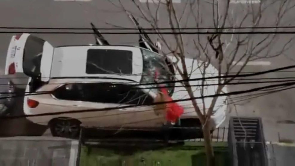 Una mujer destrozó una camioneta de alta gama con un matafuegos 20210705