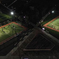Esta foto aérea muestra a personas jugando al fútbol en campos de fútbol en Shenyang, en la provincia nororiental china de Liaoning. | Foto:STR / AFP