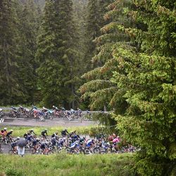 En la foto se ven los ciclistas durante la 9ª etapa de la 108ª edición del Tour de Francia de ciclismo, 144 km entre Cluses y Tignes. | Foto:Anne-Christine Poujoulat / AFP
