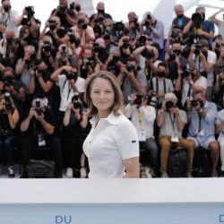 La actriz y directora estadounidense Jodie Foster posa durante el photocall de su Premio Palma de Oro a la Trayectoria en la 74ª edición del Festival de Cine de Cannes en Cannes, sur de Francia. | Foto:Valery Hache / AFP