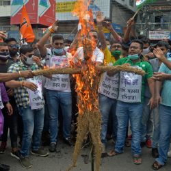 Activistas del partido All India Trinamool Congress (TMC) queman una efigie del primer ministro indio Narendra Modi durante una protesta contra la reciente subida de los precios del combustible en Siliguri. | Foto:Diptendu Dutta / AFP