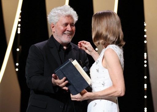 Pedro Almodóvar entrega a Jodie Foster la Palma de Oro a la trayectoria, en el Festival de Cannes 2021.