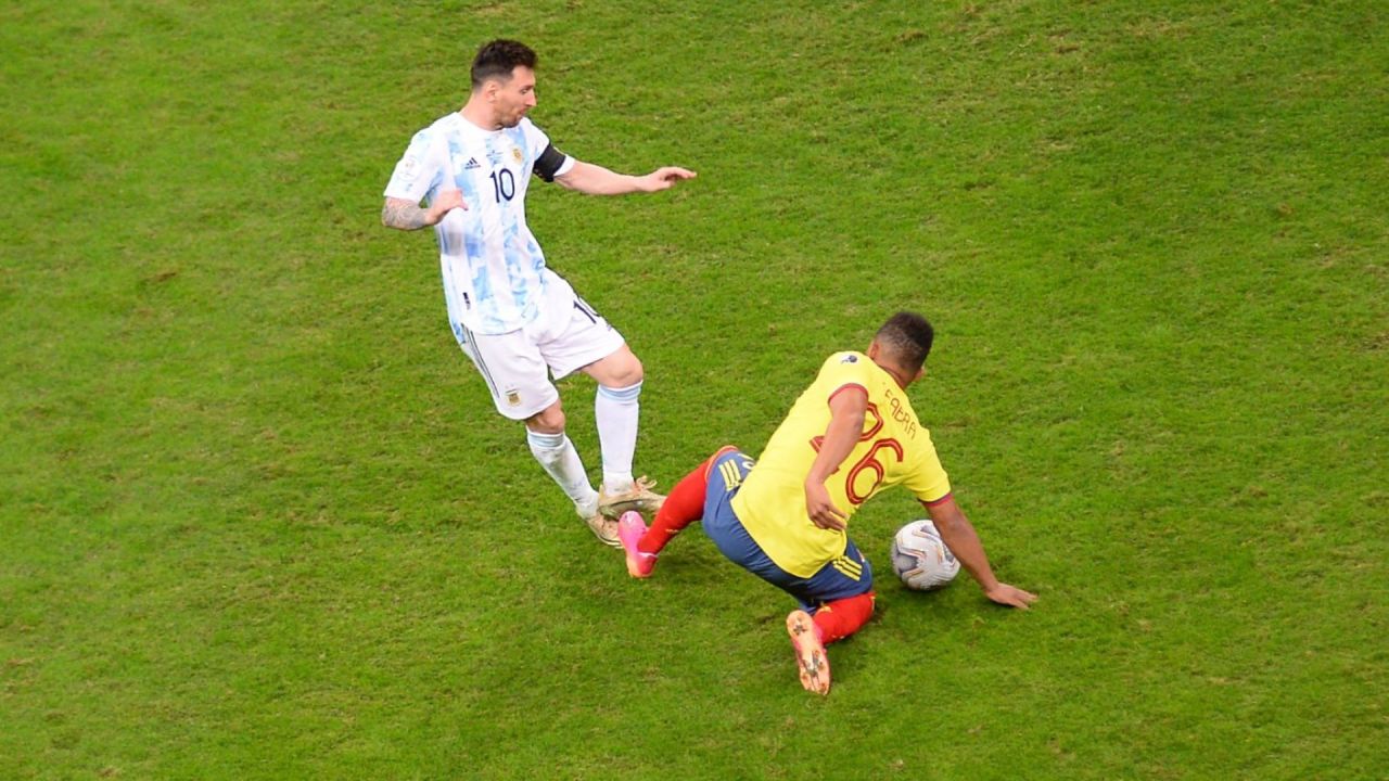 442 | Fabra le pegó una patada a Messi, le dejó el tobillo ensangrentado y  en las redes no lo perdonaron