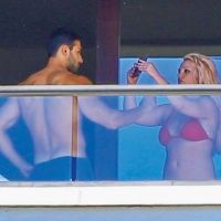 BRITNEY Y SU NOVIO, LEJOS DEL ESCANDALO