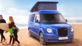 La e-Camper cuenta con un tren motriz que proporciona 98 kilómetros de autonomía puramente eléctrica.