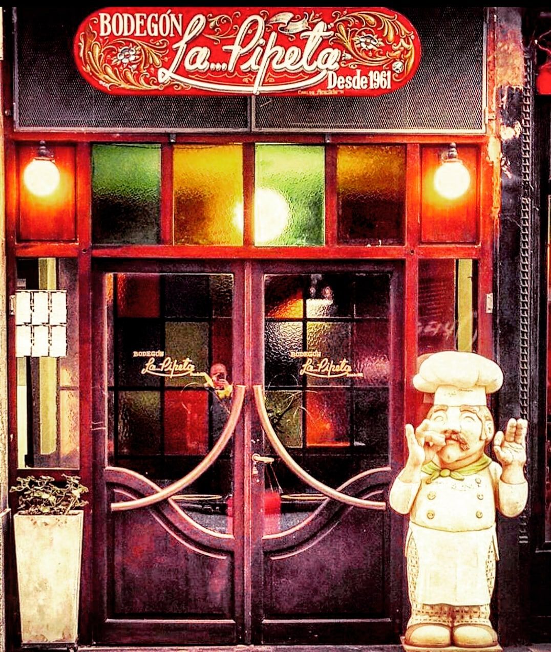 El bodegón funciona en el subsuelo de San Martín 498, debajo del Edificio Argentino.