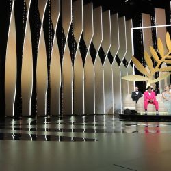 El director español Pedro Almodóvar pronuncia un discurso en el escenario junto a los miembros del Jurado del 74º Festival de Cine de Cannes durante la ceremonia de apertura de la 74ª edición del Festival de Cine de Cannes en Cannes, sur de Francia. | Foto:Valery Hache / AFP