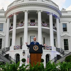 El presidente de Estados Unidos, Joe Biden, habla en el Jardín Sur de la Casa Blanca en Washington, DC. | Foto:Andrew Caballero-Reynolds / AFP