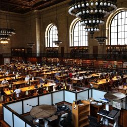 La gente estudia en la Sala de Lectura Principal Rose de la Biblioteca Pública de Nueva York en el centro de Manhattan en la ciudad de Nueva York. | Foto:Michael M. Santiago / Getty Images / AFP