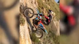 El piloto de 23 años que protagoniza estas impresionantes imágenes fue capaz de subir una empinada pared con su moto sin ninguna dificultad.