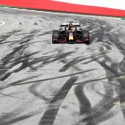 El piloto holandés de Red Bull, Max Verstappen, cruza la línea de meta para ganar el Gran Premio de Austria de Fórmula Uno en el circuito Red Bull Ring en Spielberg, Austria. | Foto:Christian Bruna / POOL / AFP
