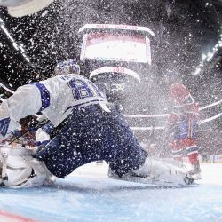 Andrei Vasilevskiy de los Tampa Bay Lightning patina contra los Montreal Canadiens durante el cuarto partido de la final de la Copa Stanley de la NHL 2021 en el Bell Centre en Montreal, Quebec, Canadá. | Foto:Bruce Bennett / Getty Images / AFP