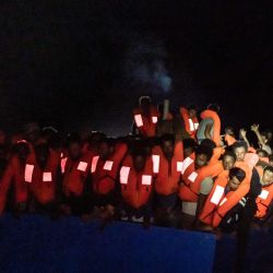 Esta fotografía muestra una operación de rescate de unos 369 migrantes de una gran embarcación de madera en el Mar Mediterráneo frente a la costa de Libia SRR por el buque de rescate Ocean Viking. | Foto:Flavio Gasperini / SOS MEDITERRANEE / AFP