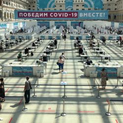 Esta fotografía muestra el centro de vacunación de Gostiny Dvor en Moscú. - En la pancarta se lee:  | Foto:Mobile reporter / AGENCIA DE NOTICIAS DE LA CIUDAD DE MOSCÚ / AFP