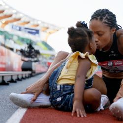 Allyson Felix celebra con su hija Camryn después de terminar segunda en la final de los 400 metros femeninos en el tercer día de las pruebas del equipo olímpico de atletismo de Estados Unidos 2020 en el Hayward Field en Eugene, Oregón. | Foto:Steph Chambers / Getty Images / AFP