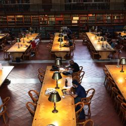 La gente estudia en la Sala de Lectura Principal Rose de la Biblioteca Pública de Nueva York en el centro de Manhattan en la ciudad de Nueva York. | Foto:Michael M. Santiago / Getty Images / AFP