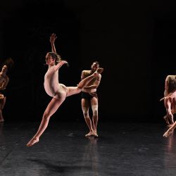 Bailarines actúan en el escenario durante un ensayo del ballet  | Foto:Sylvain Thomas / AFP